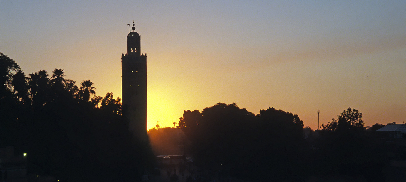 mar04_9_014 pano.jpg - Sous, octobre-novembre 2004 Marrakech silhouette de minaret au coucher de soleil 